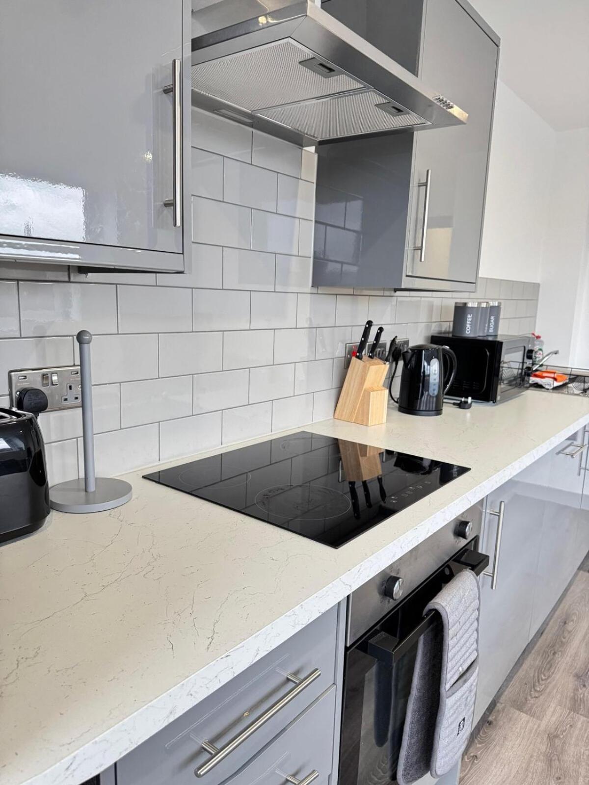 Fully Furnished 2-Bedroom With City View, Wifi And Free Parking By Brookland Stays Yeadon Esterno foto