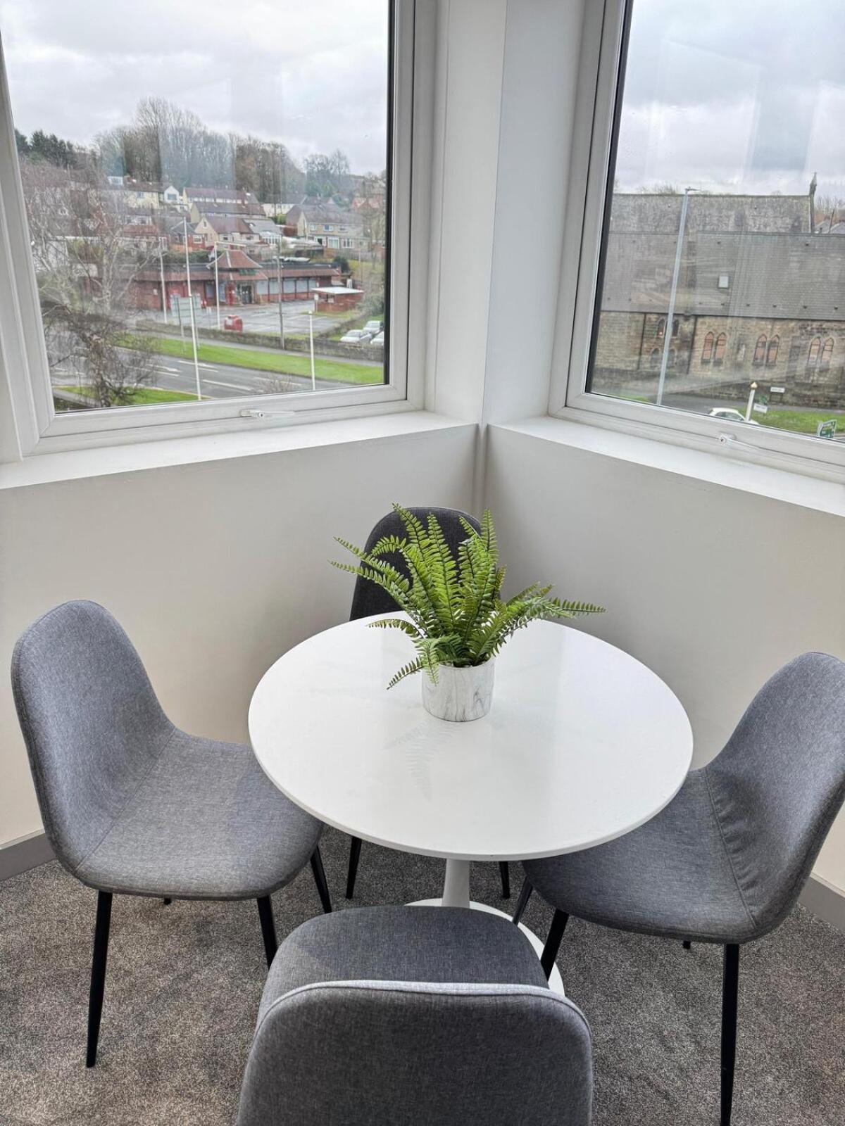 Fully Furnished 2-Bedroom With City View, Wifi And Free Parking By Brookland Stays Yeadon Esterno foto